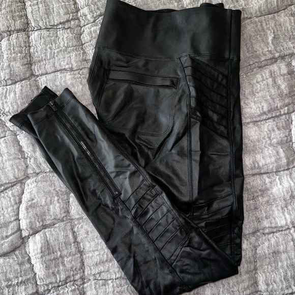 Athleta - Delancey Gleam Moto Tight
- Black - Size XS - Picture 1 of 8